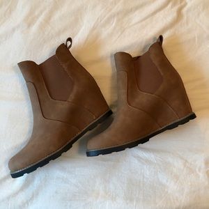 Universal Thread Wedge Boots